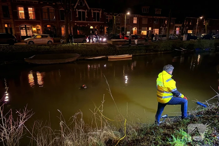 Auto vliegt uit de bocht en belandt onder water
