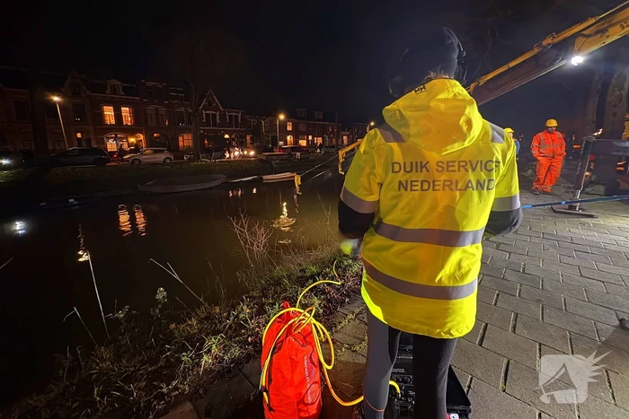 Auto vliegt uit de bocht en belandt onder water