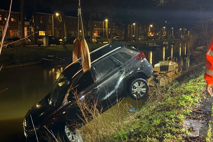 Auto vliegt uit de bocht en belandt onder water