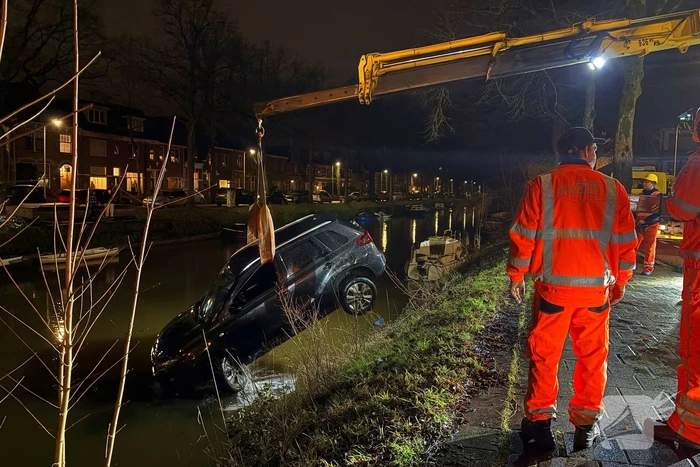 Auto vliegt uit de bocht en belandt onder water