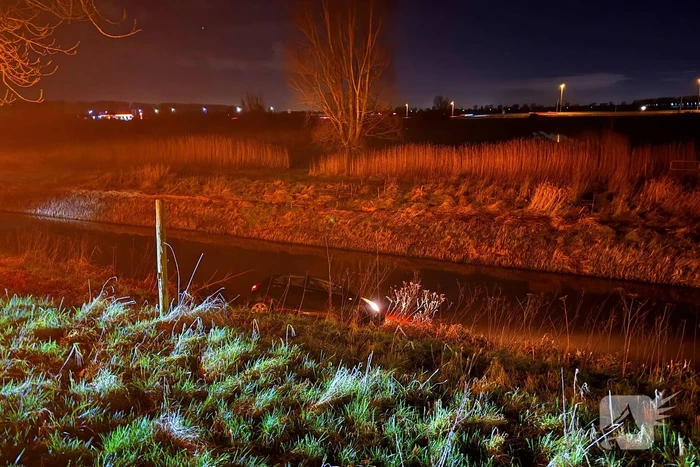 Auto raakt te water na ongeval bij kruising