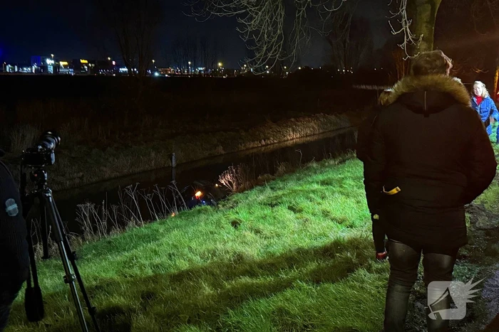 Auto raakt te water na ongeval bij kruising