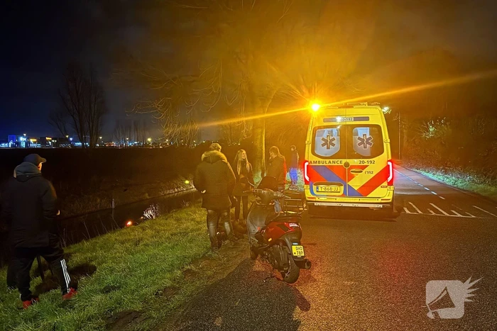 Auto raakt te water na ongeval bij kruising