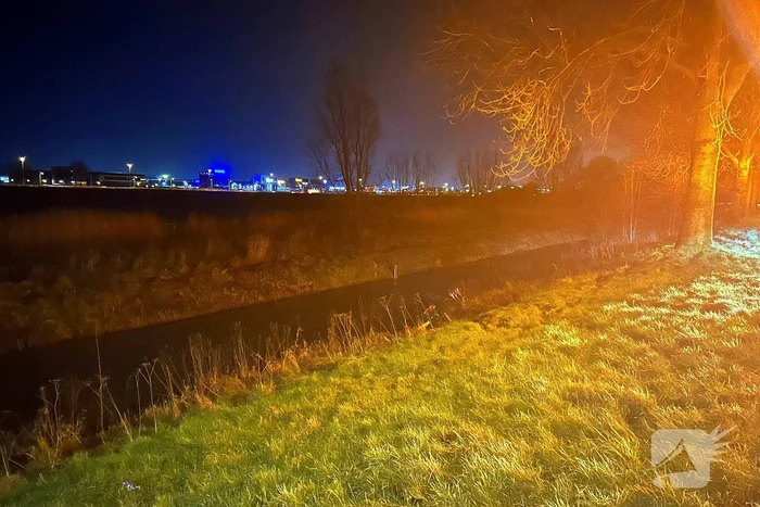 Auto raakt te water na ongeval bij kruising