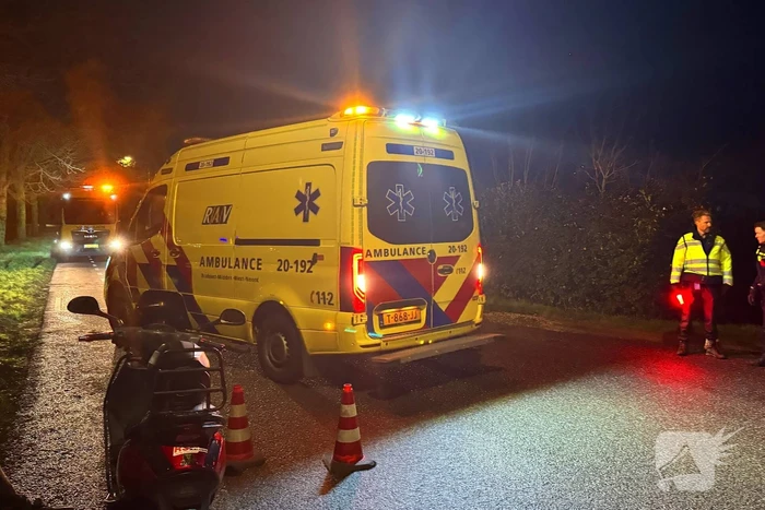 Auto raakt te water na ongeval bij kruising