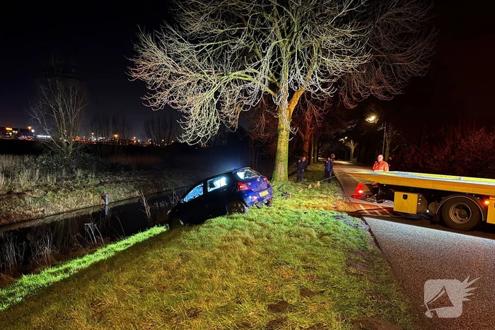 Auto raakt te water na ongeval bij kruising
