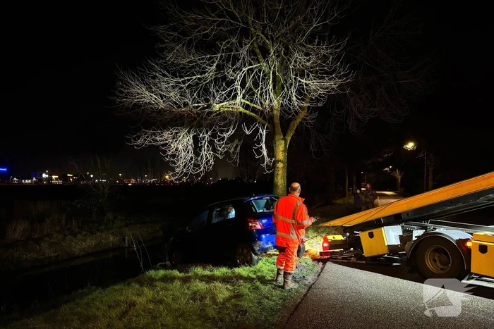 Auto raakt te water na ongeval bij kruising