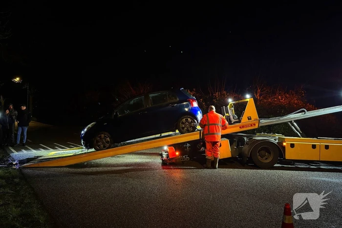 Auto raakt te water na ongeval bij kruising