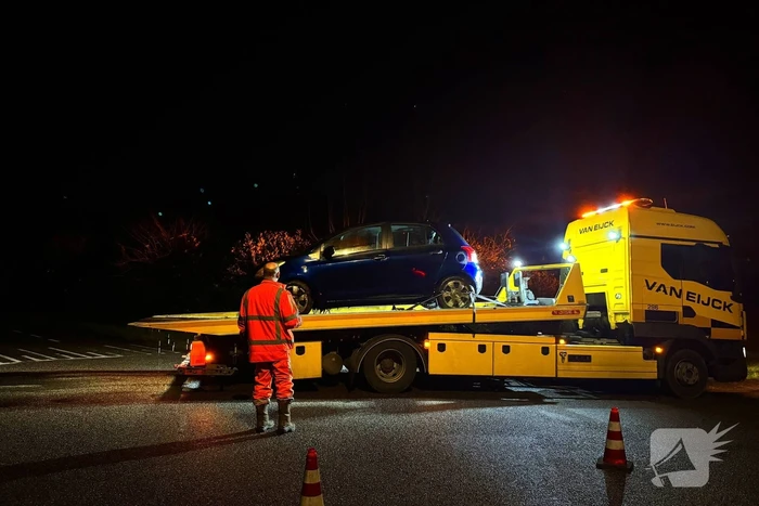 Auto raakt te water na ongeval bij kruising