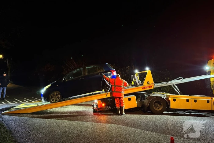 Auto raakt te water na ongeval bij kruising