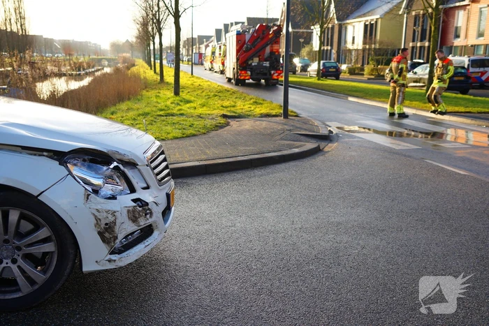 Auto te water na aanrijding