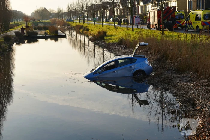 Auto te water na aanrijding
