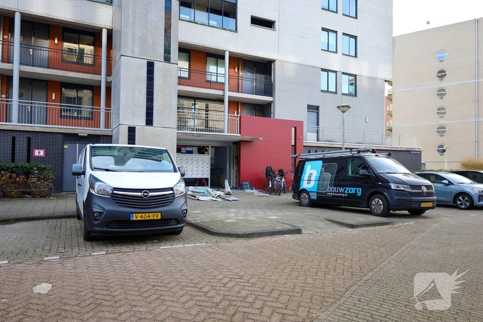 Ingang van portiekflat aan diggelen door explosie