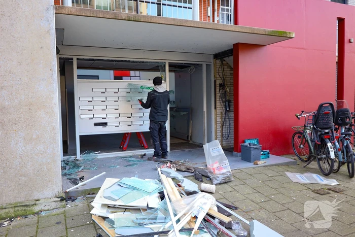 Ingang van portiekflat aan diggelen door explosie