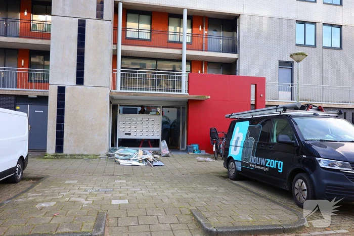 Ingang van portiekflat aan diggelen door explosie