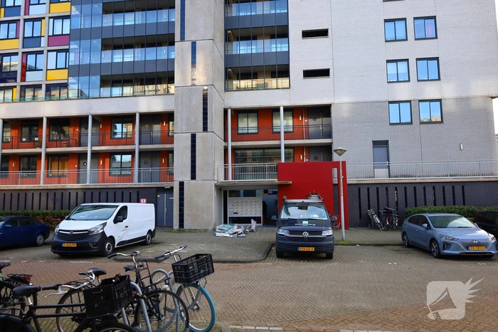 Ingang van portiekflat aan diggelen door explosie
