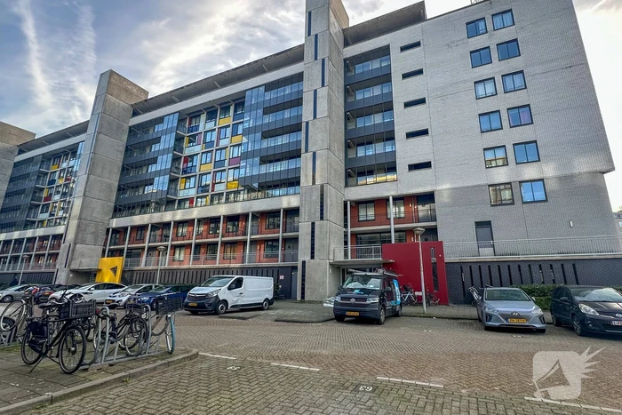 Ingang van portiekflat aan diggelen door explosie