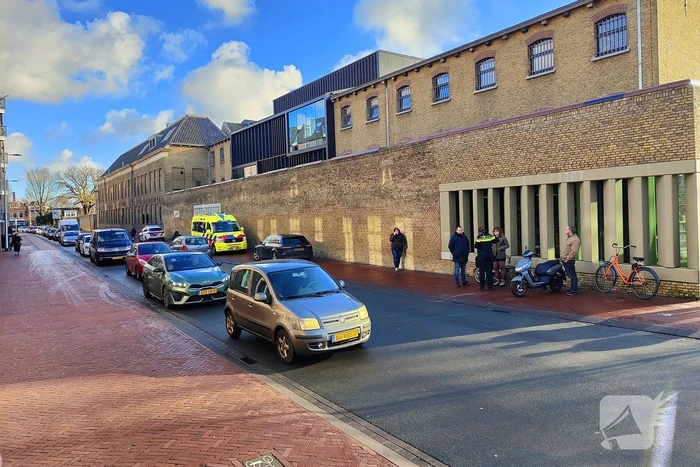 Ligdriewielfiets botst met scooter