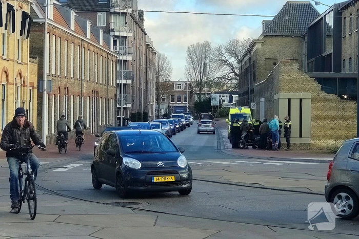 Ligdriewielfiets botst met scooter
