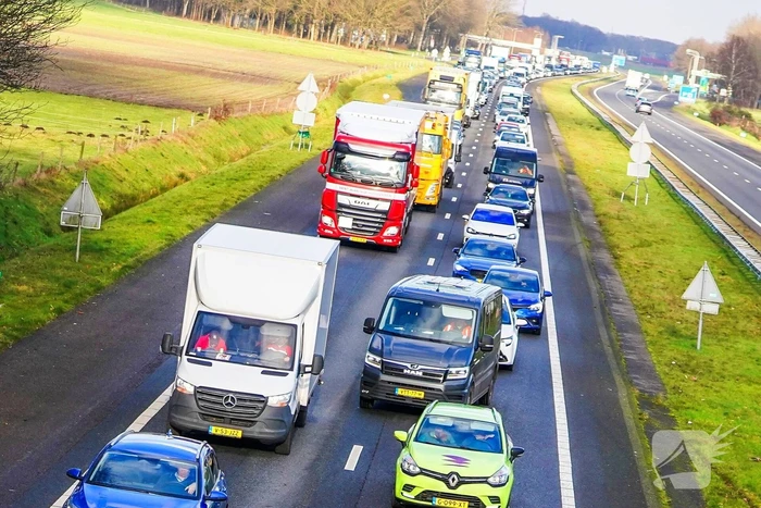 Auto botst tegen middengeleider op snelweg