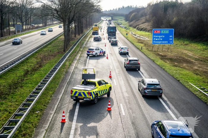 Auto botst tegen middengeleider op snelweg