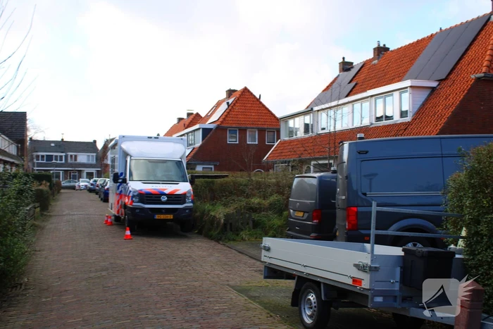 Forensische opsporing doet onderzoek in woning