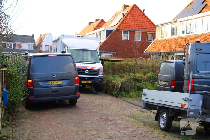 Forensische opsporing doet onderzoek in woning