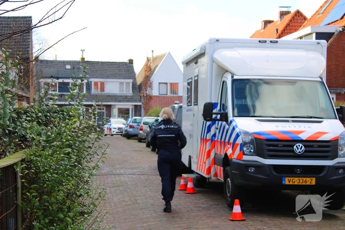 Forensische opsporing doet onderzoek in woning