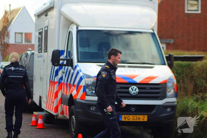 Forensische opsporing doet onderzoek in woning