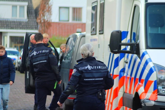 Forensische opsporing doet onderzoek in woning