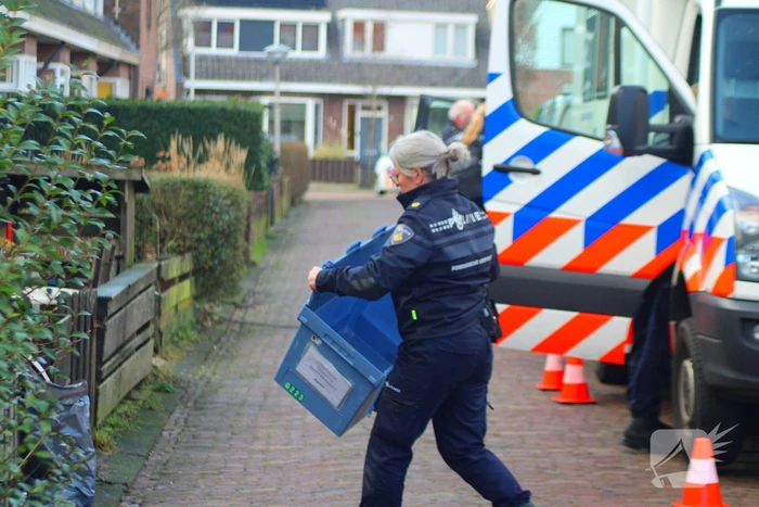 Forensische opsporing doet onderzoek in woning