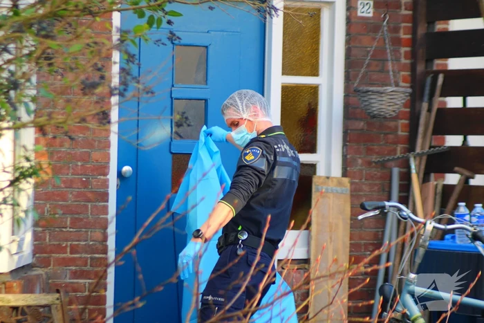 Forensische opsporing doet onderzoek in woning