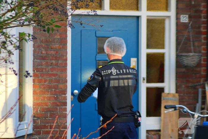 Forensische opsporing doet onderzoek in woning