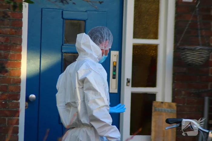 Forensische opsporing doet onderzoek in woning