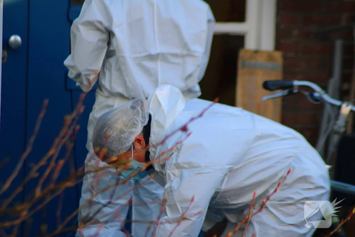 Forensische opsporing doet onderzoek in woning
