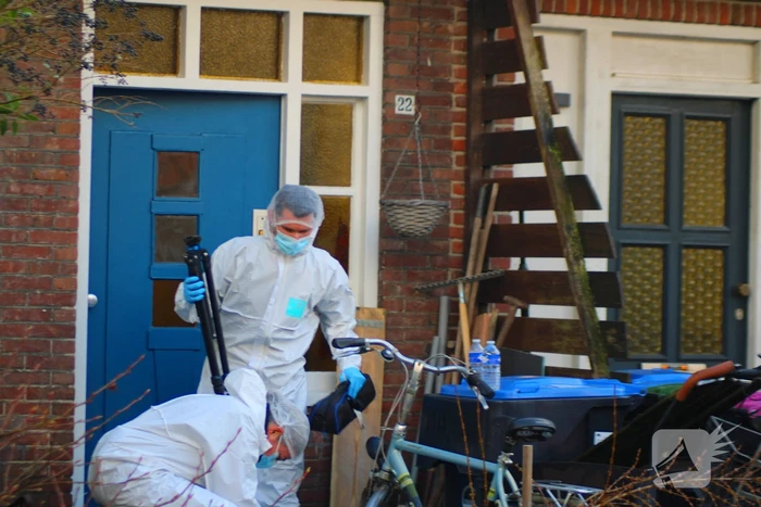 Forensische opsporing doet onderzoek in woning