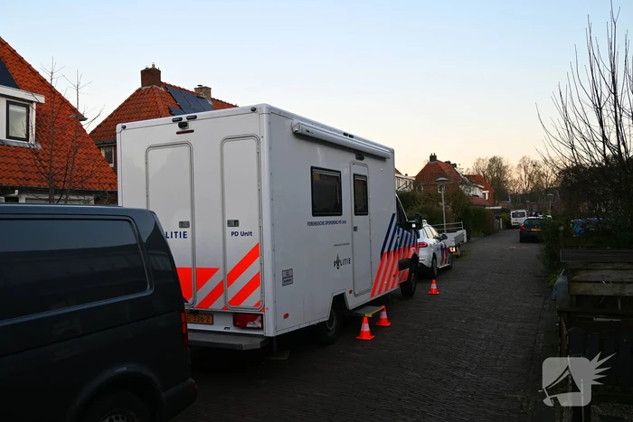 Forensische opsporing doet onderzoek in woning