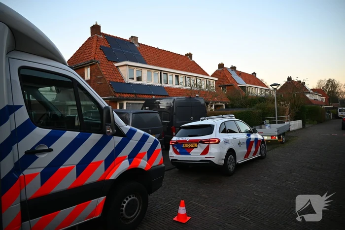 Forensische opsporing doet onderzoek in woning