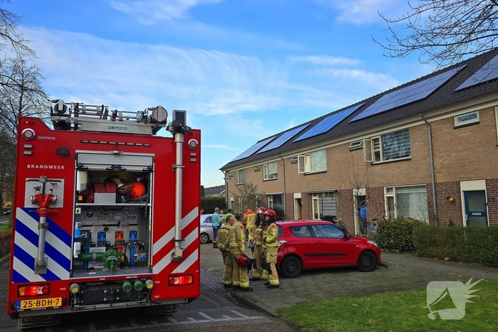 Hulpdiensten doen onderzoek en verrichten metingen in woning