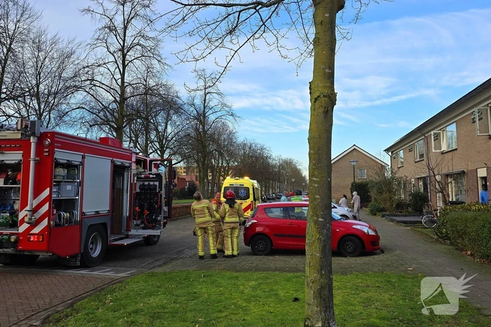 Hulpdiensten doen onderzoek en verrichten metingen in woning