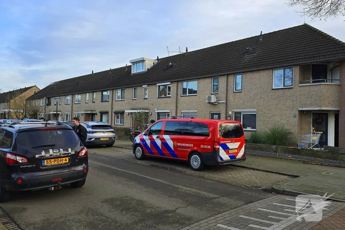 Hulpdiensten doen onderzoek en verrichten metingen in woning