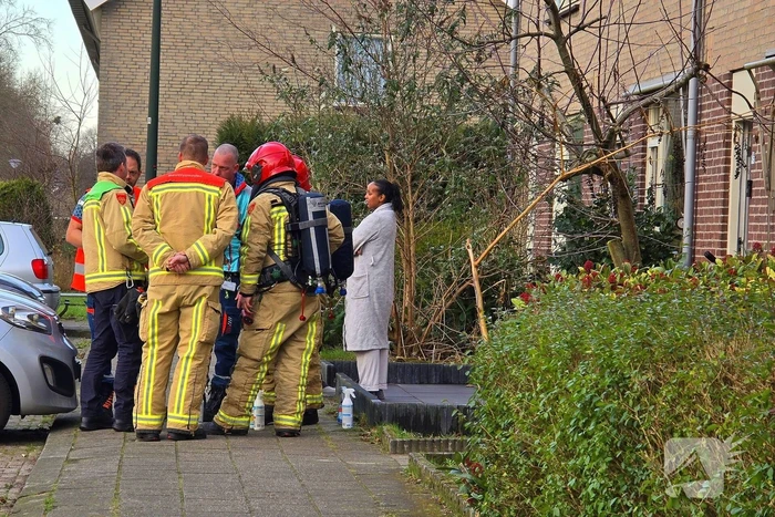 Hulpdiensten doen onderzoek en verrichten metingen in woning