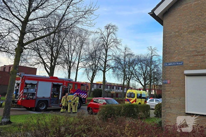 Hulpdiensten doen onderzoek en verrichten metingen in woning