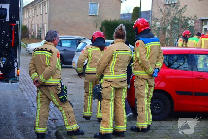 Hulpdiensten doen onderzoek en verrichten metingen in woning