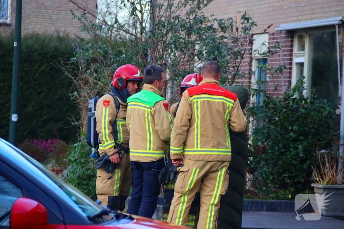 Hulpdiensten doen onderzoek en verrichten metingen in woning