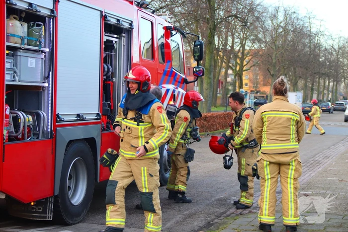 Hulpdiensten doen onderzoek en verrichten metingen in woning
