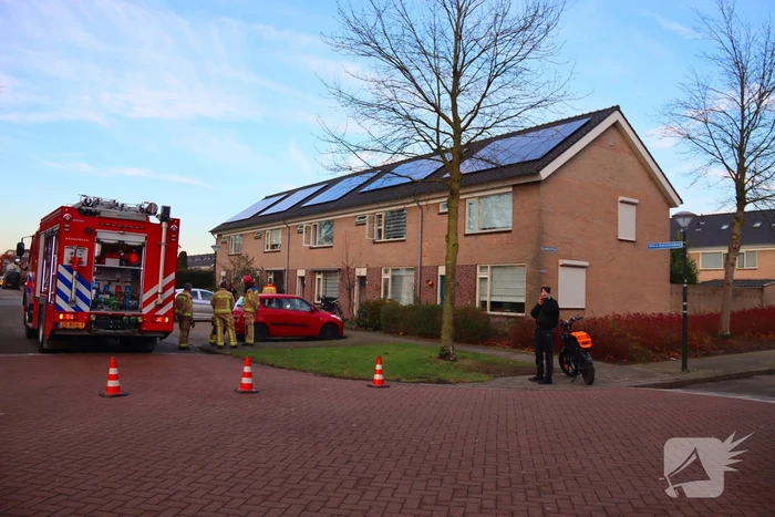 Hulpdiensten doen onderzoek en verrichten metingen in woning