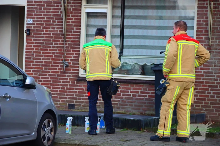 Hulpdiensten doen onderzoek en verrichten metingen in woning