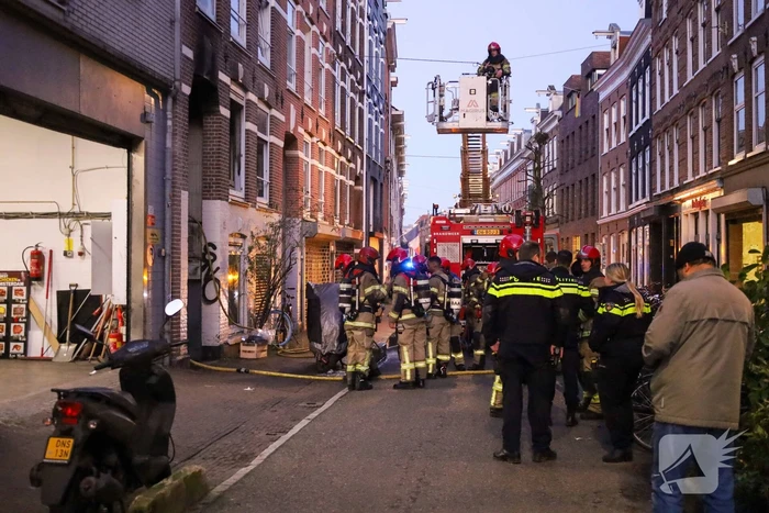 Straat vol brandweer na brand in woning