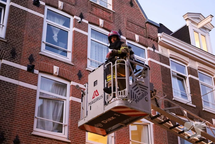 Straat vol brandweer na brand in woning